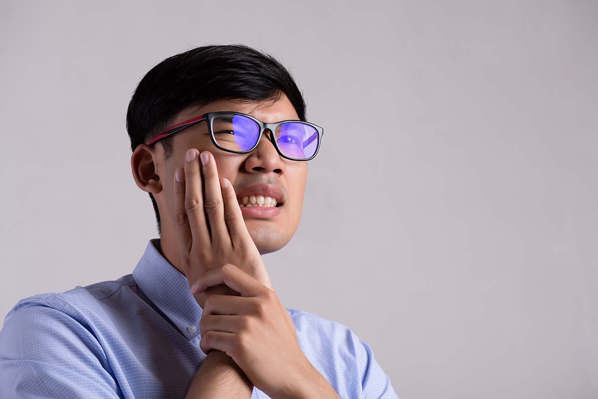 young-man-with-sensitive-teeth-toothache-dental-blog-dental-dost