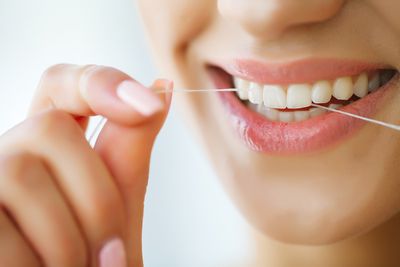 WHEN IS THE RIGHT TIME TO FLOSS? MORNING OR NIGHT